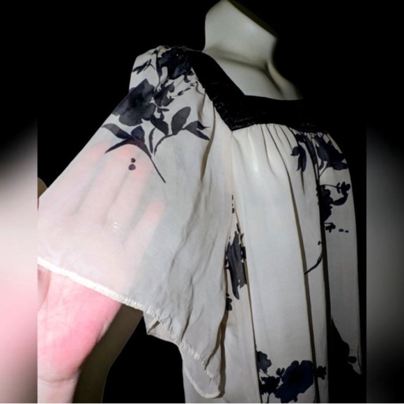 Gorgeous Shear Blouse with black roses - Picture 2 of 3